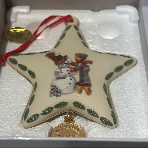 M.J. Hummel 2005 Christmas Star Ornament Snowman & Boy Danbury Mint - Picture 7 of 8